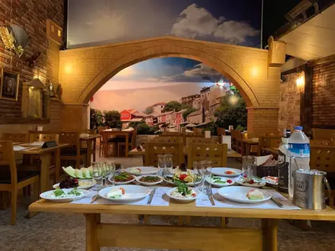 Naša sala s muralom Starog mosta u Mostaru