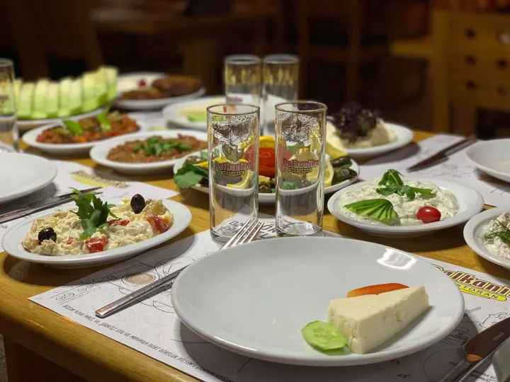 Dostların buluştuğu Balkan sofrası